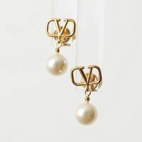 【クリスマスに向けて♡】冬にぴったり!ハイブランドの《パール》アクセでレディに仕上げる