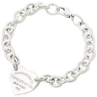 リラックスなニットスタイルを引き締めてくれる「ブレスレット」特集!