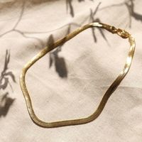夜のデートで素肌に輝く「18K・14Kネックレス」はシンプルで品良いものを。