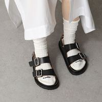 夏に買った「サンダル」を冬にも履こう!お洒落な「サンダル×ソックス・靴下」コーディネートをcheck!