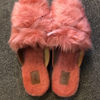 寒さ対策は冬の最重要命題。足元を暖かくキープする、ずっと履きたいベストな《ファースリッパ》ブランド4選