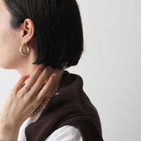 冬服に輝きを添える【ゴールドアクセサリー】海外ブランド6選