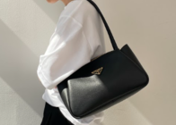 【コートの上からでも肩に掛けられる】ロングハンドルのハイブランドトートバッグ大特集!