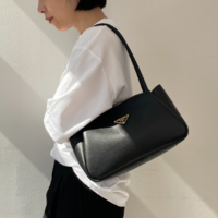 【コートの上からでも肩に掛けられる】ロングハンドルのハイブランドトートバッグ大特集!