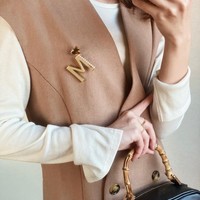 【海外ガールに学ぶ】アウターの衿やニットの首元にも♡ブローチを使った華やかコーデ大特集