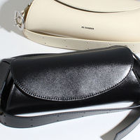 お洒落さん愛用で人気に火が点いた「かぶりバッグ」5選!