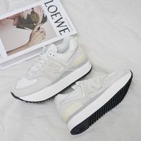 【2023年人気スニーカー】厚底で盛れるって話題!「ニューバランス574」の魅力に迫る!