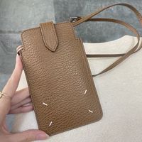 【3万円前後】大人女性が手にしたい「スマホケース・スマホポシェット」“きれいめ&上質”なお洒落ブランド【5選】!