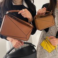 【2023年】大人レディーが溺愛「LOEWE・ロエベ」人気バッグ13選!定番ハンモックやトート、新作バッグからメンズ向けもご紹介