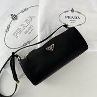 PRADA(プラダ)のモードなお洒落バッグが最大60%オフのセールに!?【SH特売部】