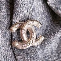 春夏コーデをハイセンスに♡CHANEL(シャネル)のブローチコーデ集