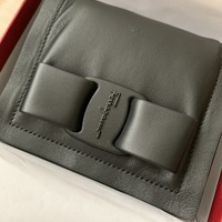 「目立たない」が一大トレンド!?控えめで持ちやすいブランドのロゴアイテムまとめ♡