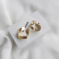 モード派女子に贈る。洒落た印象になるブランドアクセサリー4選