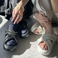 《レディース》歩きやすい「スポーツサンダル」23選! -大人きれいめ~ハイブランド、厚底タイプまで網羅