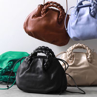 【2023年最新トレンドカラーから探す!】シンプルコーデに映えるカラーバッグをご紹介♡