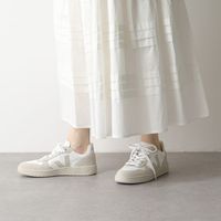 フェミニン派さんも履きやすい! スカート・スラックスに合うヘビロテ確実の大人スニーカー