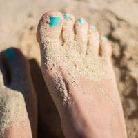 サンダルが映える足元に♡ワンカラーでキマる最新ネイルポリッシュをチェック!