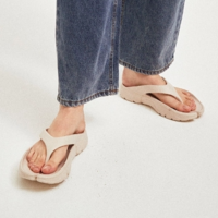 【2023年夏】大人の王道スポサンは綺麗めスタイルに馴染む《ベージュ》が旬。