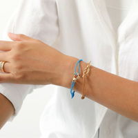 夏に大活躍。「糸・紐のブレスレット」で手元のお洒落を楽しもう!