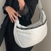 【大ヒット中!】三日月型「ラウンドショルダーバッグ」なぜ人気?おすすめブランド総まとめ!