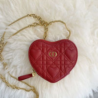 コーデに遊び心を♡大人女子に似合う「ハートモチーフバッグ」をご紹介!