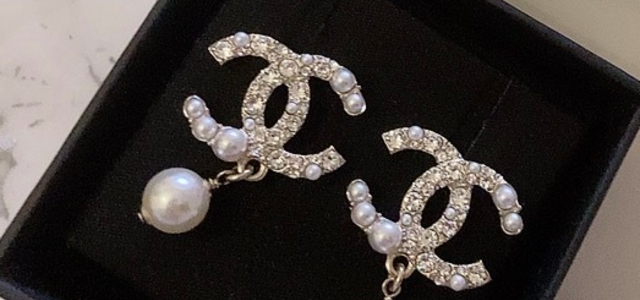CHANEL(シャネル)の「ピアス」で顔周りがぱっと華やぐ♡シンプルコーデ