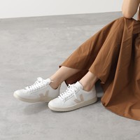 【海外ファショニスタから学ぶ】最旬スニーカーコーデ術〈カラー別〉