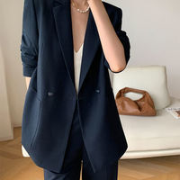 知的な大人のムードが漂う「ネイビーコーデ」5選