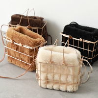 【季節感は小物から!】秋冬モードを加速させる“ふわモコアイテム”が買いなんです♡