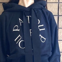 ‟ママ友”にオシャレ認定される「差のつくロゴトップス」10選!