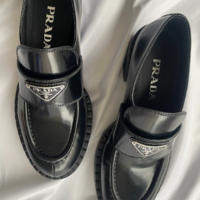 流行ってるだけじゃない!実は‟美脚効果”絶大の「PRADA(プラダ)」のシューズ特集