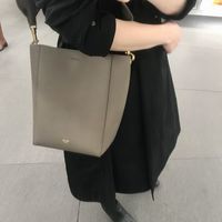 セリーヌの名品バッグ「サングル」が愛される理由とは?-収納力や口コミまで徹底解説-