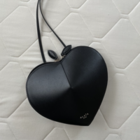 ALAIA(アライア)の「ハートバッグ」がホリデーシーズンにピッタリ!?ファッショニスタも夢中な大人可愛い旬顔バッグ♡