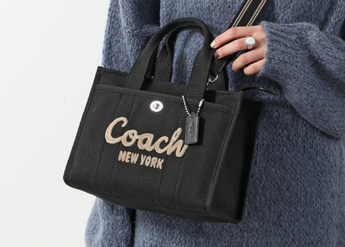 ドラマ愛用で話題!Coach(コーチ)の「カーゴトート」が丁度いい ドラマ愛用で話題!Coach(コーチ)の「カーゴトート」が丁度いい