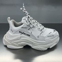 大人のY2Kコーデに取り入れて!「BALENCIAGA(バレンシアガ)」の厚底シューズやバッグが人気