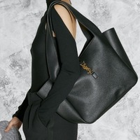 ミニバッグのブームは終わり?「大きめバッグ」が2024年流行する予感!-こなれ感あるスタイリングにも注目