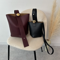 【サイズ比較】ロエベ「ぺブルバッグ」は新アイコンの予感!?-重さ・収納力・使い勝手まで徹底調査!