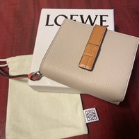 【購入レビュー】使いやすい!ロエベの人気「二つ折り・ミニ財布」を徹底検証!-サイズ感や収納力など丸分かり◎