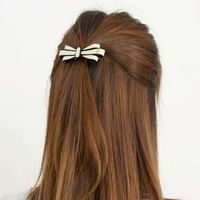 大人の女性が注目する「リボン」アイテムを、この春のファッションに取り入れたい♪