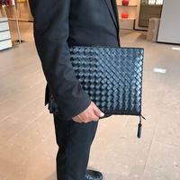 男性ゲストが結婚式に持つ「クラッチバッグ」人気10選-マナーや選び方も徹底解説!