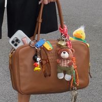 あのトレンドが再来!?バッグに「チャーム・キーホルダー」をつけるのが流行最先端!