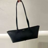 2024年トレンド先取り!オシャレ女子が愛用する「イーストウエストバッグ」とは