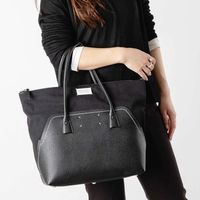 オシャレなのに大容量を叶えてくれる『Maison Margiela(メゾン マルジェラ)』の「5AC ショッピングバッグ」