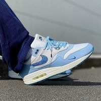 ‟コレ”があればオシャレも勝ち組?足元に『ブルーのスニーカー』という選択肢!!