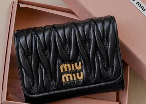 知得】MiuMiu(ミュウミュウ)財布を5万円台でGET!?その秘密は海外