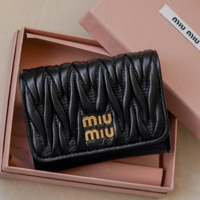 【知得】MiuMiu(ミュウミュウ)財布を5万円台でGET!?その秘密は海外アウトレットにあり♡