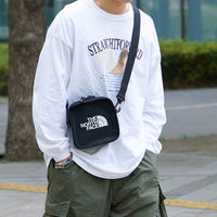 【徹底比較】「ノースフェイス」 vs 「アークテリクス」どっちが好み?メンズに大人気ショルダーバッグを深堀り!!