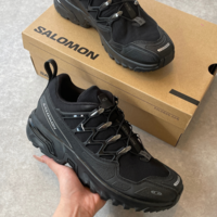 私服派の通勤スニーカーは「SalomonかHOKA」どっちがおすすめ?