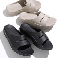 ビーチの足元は「濡れてもすぐ乾く」サンダルが必需品!