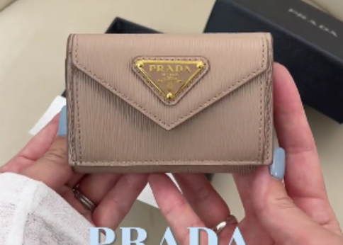 PRADA 即発 アウトレット 三つ折り財布 プラダの『三つ折り財布』アウトレットなら4万円台で入手可能